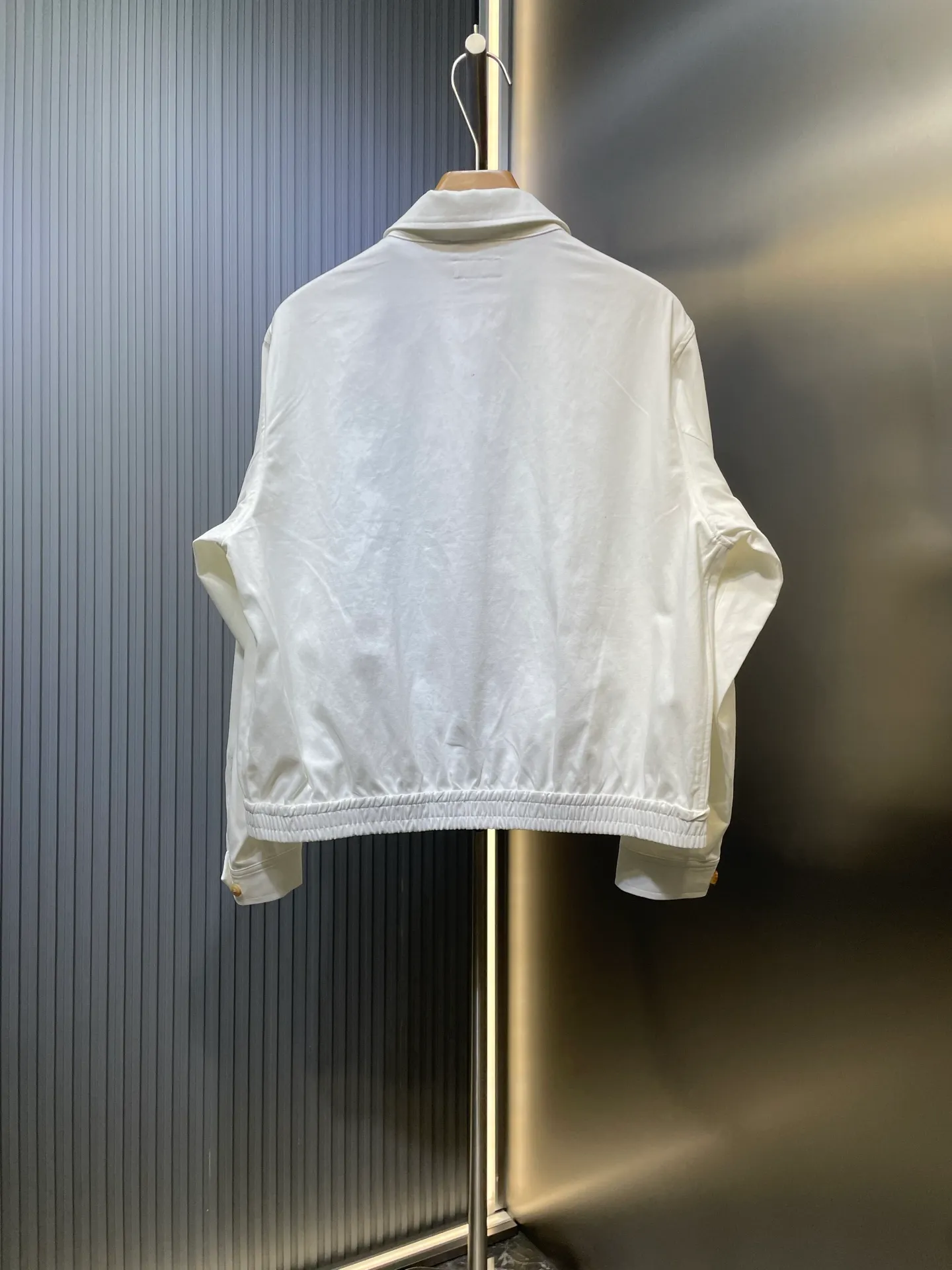 P490 Ralph Lauren 🌟Embroidered zipper jacket. Customized cloud velvet white twill cotton. Soft and silky. Comfortable and close to the skin. Dressed in pure white, exuding innate elegance. Exquisite indigo pony logo embellishments. Fully recognizable. Bringing an atmosphere of freedom and vitality. Pure and smart color symphony. Reconstructing classics with neat silhouettes and defining modern relaxation with versatile genes. Process 1: Using imported machine embroidery technology. Use advanced computer control systems and precision mechanical components to achieve iconic pony embroidery operations with high precision and smooth and delicate lines. Process 2: Template machine bag opening. The preset template guides the position, shape and size of the bag opening. The accuracy ensures the quality of the bag opening effect. Process 3: The hem is made in one go using a three-needle waist-drawing machine. The elastic band and fabric are sewn together in the same process using the machine's special needle position and feeding mechanism. The three-needle design is stronger and can evenly distribute pressure. Ensure that the elastic band and the fabric fit tightly. Process 4: The fabrics have been carefully washed and have a better hand feel. Not easy to deform, not easy to shrink, not easy to fade, and maintain long-term beauty. Accessories: Customized 1:1 Ralph Lauren engraved buckle Customized 1:1 Ralph Lauren bronze zipper Customized 1:1 Ralph Lauren trademark Version: Fitted version Size: S M L XL Style number: 25281-B55